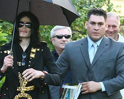 Телохранитель Майкла Джексона дал показания против врача