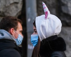 Есть тяжелые пациенты: в Киеве призвали вернуть масочный режим из-за COVID-19 (инфографика)