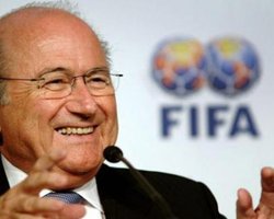 Президент ФИФА извинился за ошибки арбитров