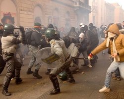 В Риме разгневанные студенты устроили массовые беспорядки 