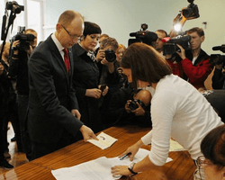 Яценюк: Украинский народ поддерживает оппозицию, а не власть