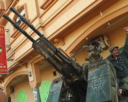 Силы Каддафи обратили повстанцев в бегство