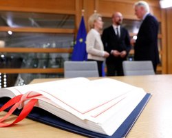 Руководители ЕС подписали договор о выходе Великобритании из Евросоюза