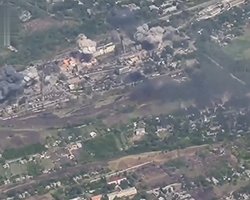 Три бомбы в одну точку: ВС РФ ударили ФАБ-500 по фенольному заводу в Нью-Йорке (видео)