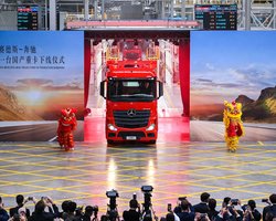 Причетні до Медведчука компанії постачали тягачі Mercedes-Benz у РФ та в Луганськ, — "Схеми"