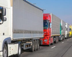 Транспорт не може проїхати: поляки знову заблокували пункт пропуску "Шегині", — ДПСУ