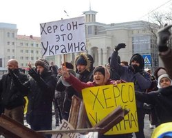 Годовщина сопротивления захватчикам: в Херсоне прошла акция с украинскими флагами (фото, видео)