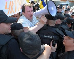 Беркут опять не пустил оппозиционеров близко к Януковичу