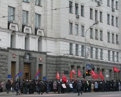 При штурме пророссийскими сторонниками Харьковской ОГА пострадали 97 человек