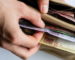 Украинцы со статусом ВПЛ могут потерять выплаты с 1 февраля: кому их продлят