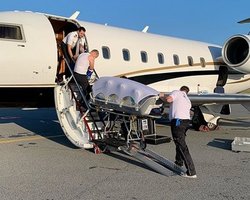 Навального доставили в берлинскую клинику. Ему предлагают политубежище