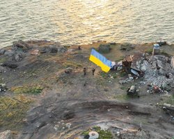 Над островом Змеиный подняли украинский флаг (фото, видео)
