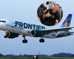 Боєць ММА вгамував пасажира, який намагався вийти з літака під час польоту