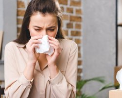 Как не перепутать коронавирус с аллергией и что между ними общего (инфографика)