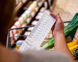 Продукты и алкоголь выросли в цене, а одежда подешевела: инфляция в Украине замедлилась до 9,3%