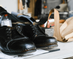 Украинцы часто покупают "одноразовую" обувь: сапожник рассказал, какие пары не подлежат ремонту