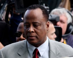 Врача Майкла Джексона признали виновным в смерти певца