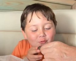 Мальчик попробовал новый продукт: никто не ожидал, что произойдет дальше (видео)