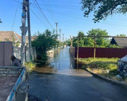 Підрив Каховської ГЕС: у Херсоні будинки пливуть під водою, люди рятують тварин (відео)