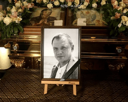 Привезли в Симферополь: Кирилла Стремоусова хоронят в открытом гробу (фото)