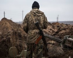 На Донбассе на неизвестном взрывном устройстве подорвался военный