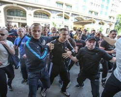 Напавшего на журналистов во время митинга задержали и допросили