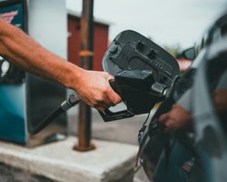 Бензин і дизель на АЗС 15 квітня: скільки коштує пальне