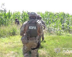 Романа Скрыпника, взявшего в заложники полицейского в Полтаве, все еще ищут в лесу