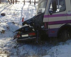 Автобус столкнулся с легковым автомобилем: погиб водитель