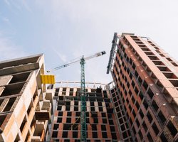 Кадровый голод и рост цен: как война замедляет строительство недвижимости в Украине