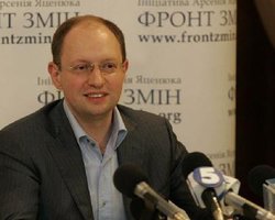 Яценюк хочет поменять Конституцию не только под Януковича