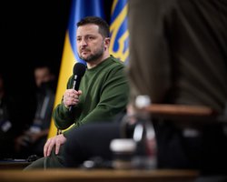 Мирные переговоры, потери ВСУ и новое наступление РФ: ключевые тезисы с пресс-конференции Зеленского