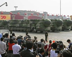 Кризис доверия и ракеты, наполненные водой: почему Си Цзиньпин начал зачистки в армии Китая