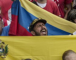 По протестующим в Венесуэле открыли огонь из вертолета,  – СМИ