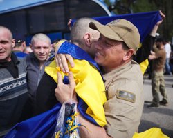 Обмен 1000 на 1000: в Украину из российского плена вернулись 390 человек (фото)