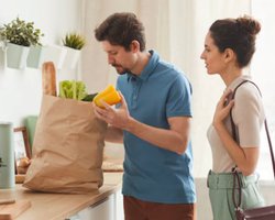 Девушка попросила парня помочь распаковать продукты, но была готова к тому, что увидит