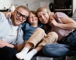 Помощь на ребенка от государства: сколько будут получать родители и опекуны в Украине в 2024 году