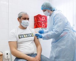 Полностью привиты от коронавируса пять украинцев, – СНБО