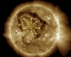На Солнце появилась дыра: ученые предупреждают о магнитной буре на Земле (фото)