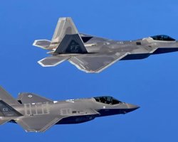 Молния против Хищника: истребители F-22 и F-35 столкнулись в воздушном бою