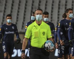 В Португалии 13 футболистов заразились новым штаммом COVID-19 "омикрон"