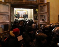 В столкновениях под Октябрьским дворцом пострадали 32 силовика