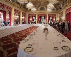 Национальное достояние: стюард вынес из дворца президента Франции столовое серебро и фарфор