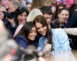 Кейт Миддлтон встретилась с фанатами в Виндзоре на коронационном обеде (фото)