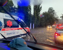 Непогода в Одессе: женщина едва не утонула в луже, школы переходят на дистанционное обучение (видео)