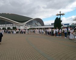 "Хватит нас бить". 250 женщин с цветами в руках провели флешмоб в Минске