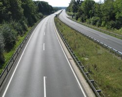 Азаров поручил каждый год строить по две тыс. км автодорог