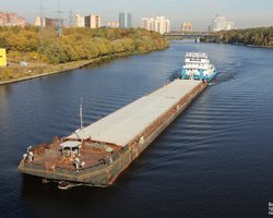 ВС РФ атаковали собственную баржу в Азовском море: что происходит (видео)