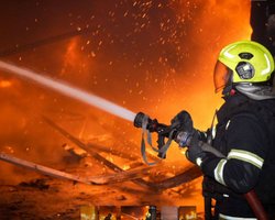 ЗС РФ атакували Одесу "шахедами": горить велике підприємство, є постраждалі (відео)