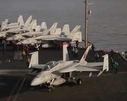 Операция в Красном море: с палубы авианосца "Гарри Трумэн" рухнул истребитель F/A-18E